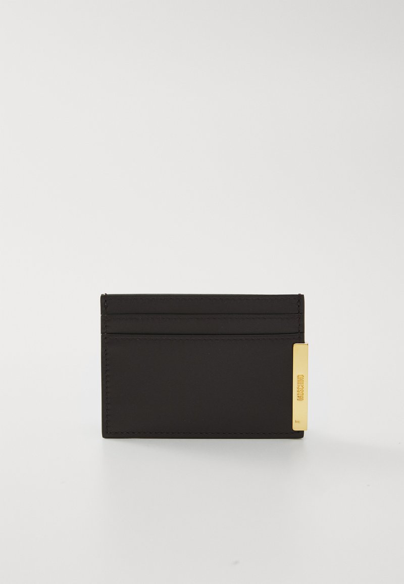 Porta-cartões preto feito de couro liso, apresentando múltiplos slots para cartões e um detalhe em tom dourado com a marcação lateral.
