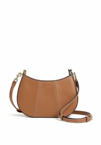 Borsa a tracolla in pelle marrone con forma curvata, caratterizzata da accenti di cuciture bianche e una tracolla rimovibile. Dettagli in hardware color oro inclusi.