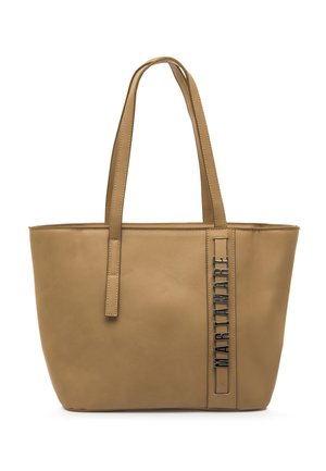 Bolso tote de cuero liso color tan, con dos asas largas y un detalle vertical con el logo en un lado. Diseño sencillo y estructurado.