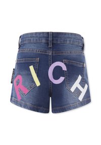 Shorts en denim de teinte bleue, ornés de grandes lettres multicolores "RICH" à l'arrière. Comprend des poches et des détails cousus.