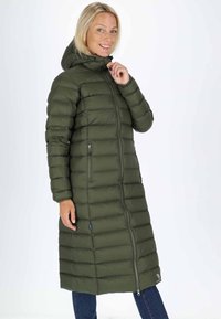 Olivgrön pufferjacka med huva, vadderad design, lång längd, framdragkedja och sidofickor. Slät textur och quiltat mönster.