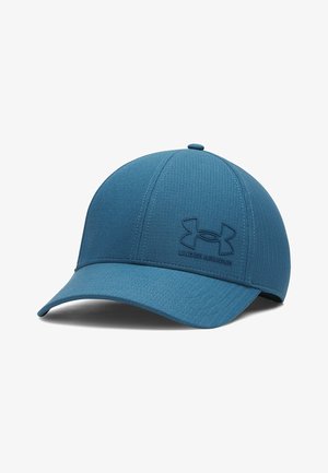 Casquette de baseball en tissu bleu avec une surface texturée, présentant un logo noir en relief sur le devant et une visière courbée.