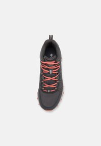 Szare buty sportowe z siateczkową cholewką, z jasnoczerwonymi sznurowadłami i fakturowaną gumową podeszwą, zaprojektowane z myślą o przyczepności i komforcie.