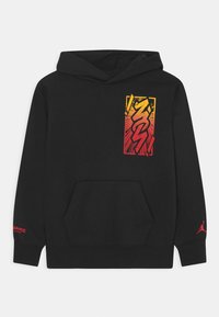Černá mikina s kapucí a předním klokaním kapsou, s grafickým designem v červené a žluté barvě na hrudi. Červené logo na rukávu.