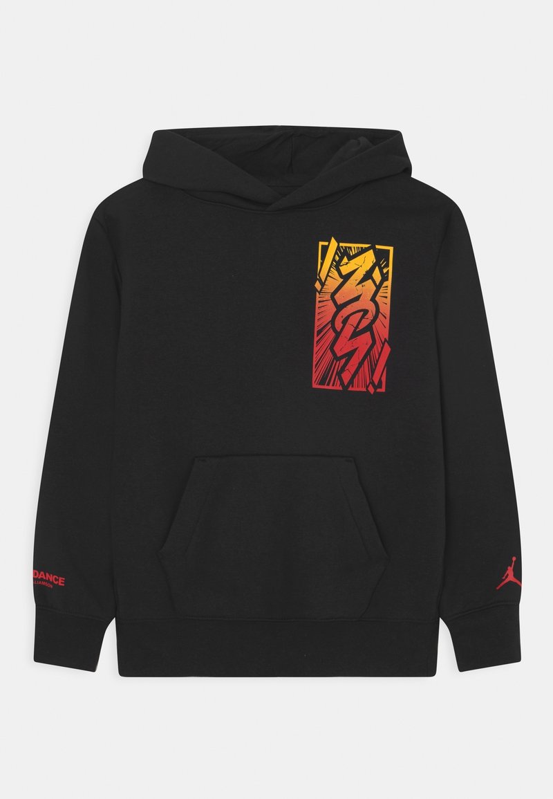 Černá mikina s kapucí a předním klokaním kapsou, s grafickým designem v červené a žluté barvě na hrudi. Červené logo na rukávu.