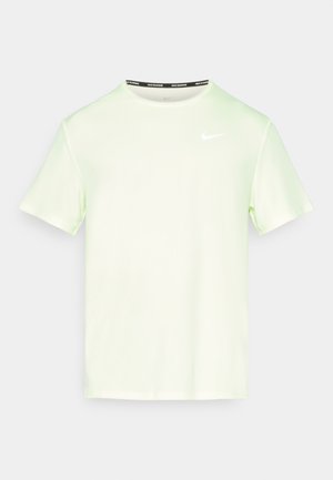 Lichtgroene Nike t-shirt met korte mouwen, ronde halslijn en een klein wit logo op de borst. Glad, lichtgewicht materiaal.