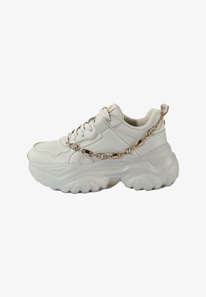 Weiße klobige Sneakers mit einem Obermaterial aus glattem Leder, dicker Gummisohle und metallischem Kettenakzent mit klaren Edelsteinen.