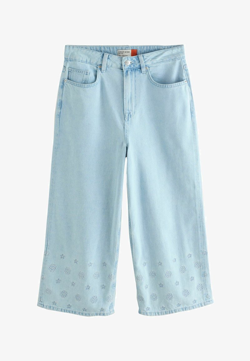 Jean large bleu clair court avec des motifs floraux brodés près de l'ourlet et des poches avant et arrière.