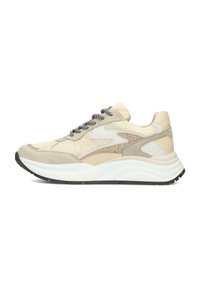 Beige en tan nubuck en mesh sneakers met zwarte veters, witte tussenzool en een gestructureerde zool; heeft een onderscheidend golfpatroon aan de zijkant.