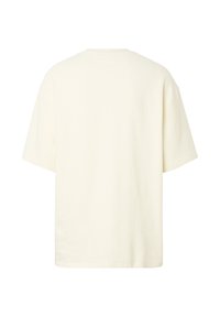 Μπεζ κοντομάνικο t-shirt με στρογγυλή λαιμόκοψη και υφασμάτινη υφή, εμφανίζεται από πίσω σε λευκό φόντο.