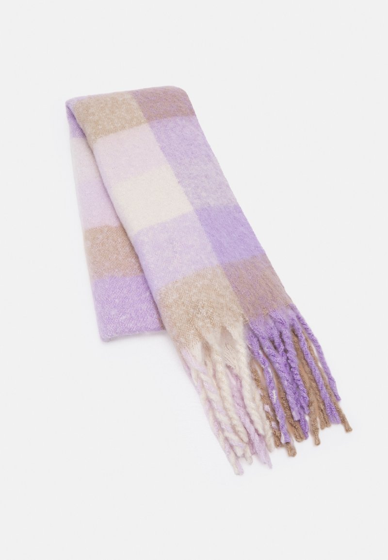 Écharpe en laine douce pliée, présentant un motif à carreaux dans des tons beige, crème et lavande, avec des franges torsadées aux extrémités.