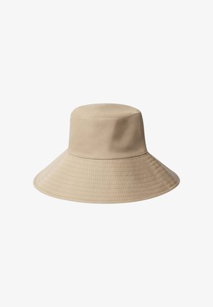 Chapeau bob beige à large bord avec des lignes cousues autour du bord, fabriqué en tissu doux, présenté sur un fond blanc.
