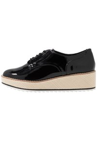 Chaussures plateforme en cuir noir verni avec une base en paille tressée, présentant une surface lisse, un design à lacets et une semelle extérieure en caoutchouc blanc.