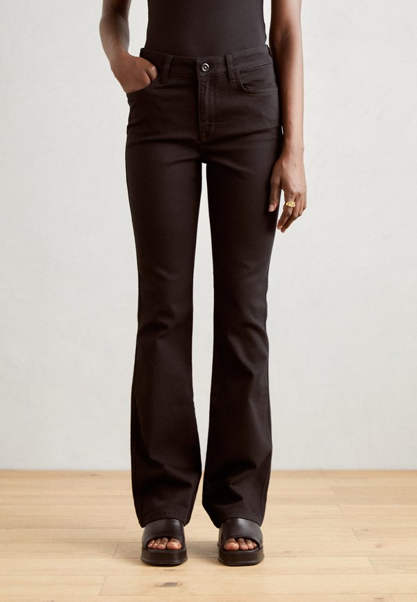 DELUXE - Flared Jeans