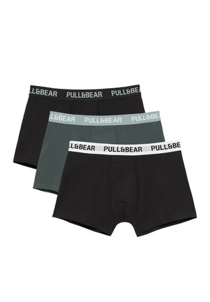 Trzy pary męskich bokserek w kolorze czarnym i ciemnozielonym, każda para z gumką w pasie z markowym napisem "PULL&BEAR".