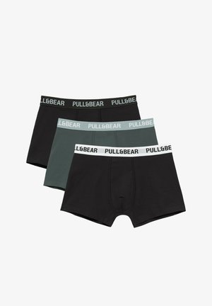 Trzy pary męskich bokserek w kolorze czarnym i ciemnozielonym, każda para z gumką w pasie z markowym napisem "PULL&BEAR".
