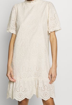 Kleid in Cremeton mit Broderie Anglaise-Verzierungen, kurzen puffigen Ärmeln, hohem Kragen und gewelltem Saum.