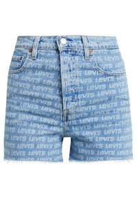 Shorts de mezclilla azul claro con estampado deslavado de "Levi's" en toda su superficie, diseño de cintura alta, dobladillo deshilachado y estilo tradicional de cinco bolsillos.