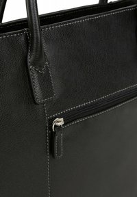 Zwarte leren tote bag met een gestructureerd oppervlak, twee handvatten en een voorkant met een ritssluiting en zilveren hardware en contrasterende stiksels.