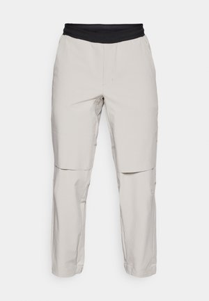 Gai pelēki kravas šorti ar melnu elastīgu jostasvietu, aprīkoti ar divām sānu kabatām un brīvu piegriezumu. Gluda virsma, taisnas kājas dizains.