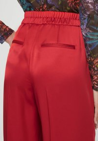 MADELEINE Stoffhose - raspberry red