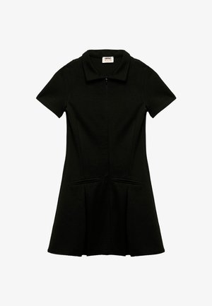 Vestido negro de manga corta con cuello clásico, cremallera frontal y dos bolsillos delanteros. Presenta una falda acampanada y una textura de tela suave.