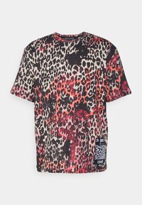Kortärmad T-shirt med flerfärgad leopardmönster i svart, beige och röd, med en liten lapplapp nära nederkanten.