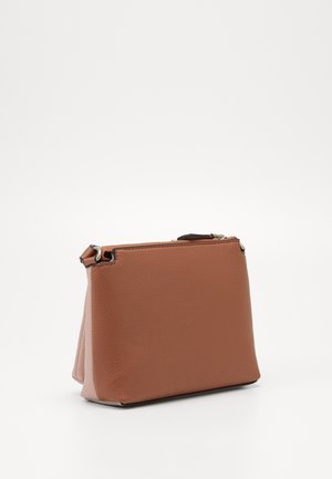 Sac à main rectangulaire en cuir marron avec une fermeture éclair sur le dessus et une légère texture, présenté en angle trois-quarts sur fond blanc.