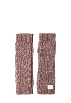 Gebreide vingerloze handschoenen in een gemêleerd kabelpatroon, met een mix van roze en bruine garens, en een gestikt merklabel op één handschoen.