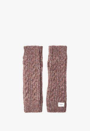 Gebreide vingerloze handschoenen in een gemêleerd kabelpatroon, met een mix van roze en bruine garens, en een gestikt merklabel op één handschoen.