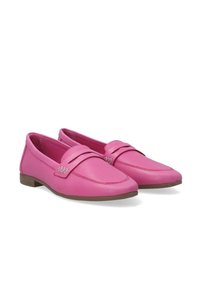 Roze leren loafers met een soepele textuur, voorzien van een gestikte accentband en een lage, stevige bruine hak.