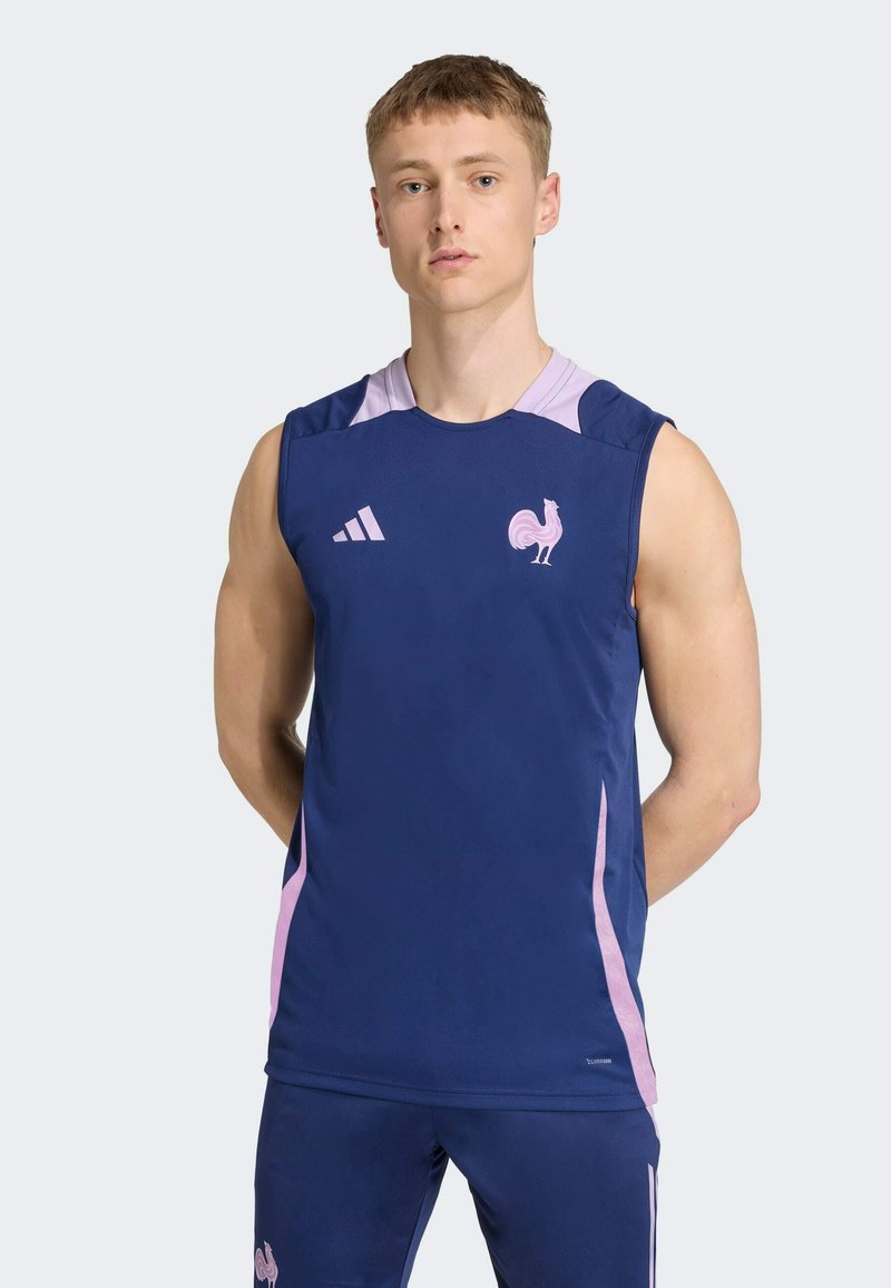Mornarska atletska majica bez rukava s laganim ružičastim naglascima, grafikom piletine i trostrukim Adidas logom na ramenu.