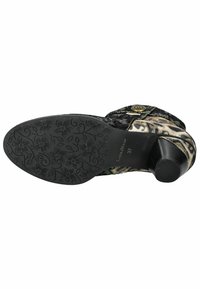 Scarpa con tacco dal design a stampa leopardata nera e suola testurizzata. Presenta dettagli in metallo dorato e sottili accenti verdi. Misura 37.