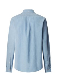 Camisa de manga larga azul claro con pliegue en la espalda, puños abotonados y un botón en la parte trasera del cuello.