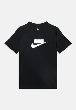 Czarna koszulka z krótkim rękawem z białym logo Nike swoosh i białym wzorem klocka Lego ponad logo, na środku z przodu.