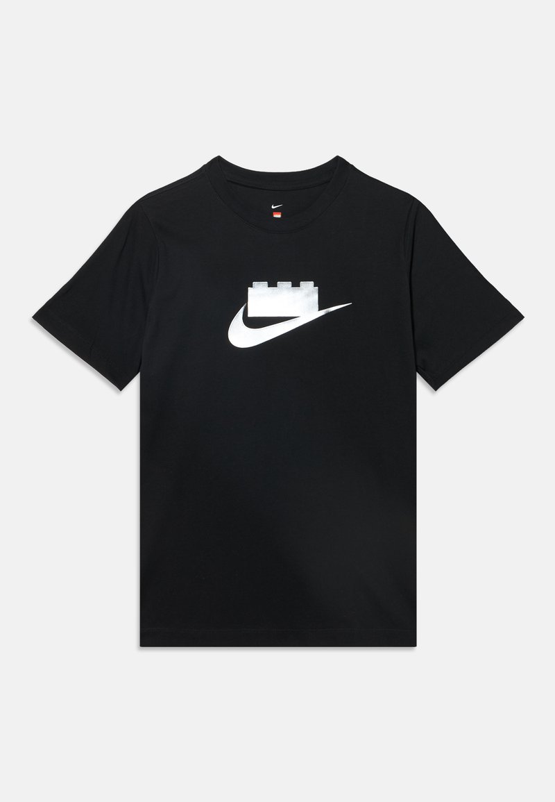 Čierne tričko s krátkym rukávom s bielym logom Nike swoosh a bielym dizajnom Lego kocky nad swooshom v prednej časti na strede.