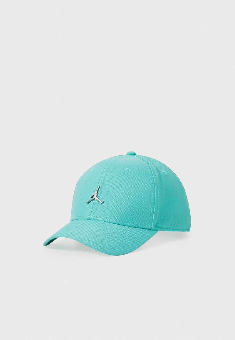 Turkis baseball cap lavet af tekstureret stof, med et sølvlogo på forsiden, buet skygge og ventilationshuller.