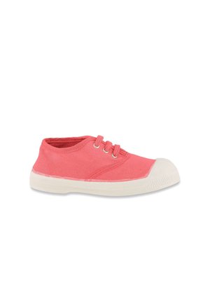 Baskets en toile rose corail avec embout et semelle en caoutchouc blanc, dotées de trois œillets avec des lacets assortis rose.