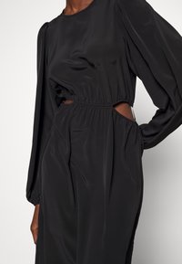 Vero Moda Tall VMNYA CATCH CUT OUT CALF DRESS - Φόρεμα ημέρας - black