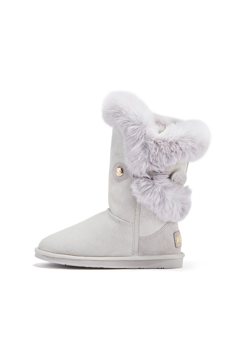 Botte en suède grise avec un revers en fausse fourrure légère gris clair, accent de bouton, bout arrondi et semelle plate. Couture latérale et détail de logo sur le talon.
