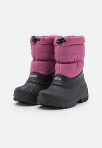 Stivali invernali rosa isolati con suola in gomma nera, caratterizzati da una parte superiore in tessuto trapuntato, chiusura con cordino e logo in rilievo sul lato.