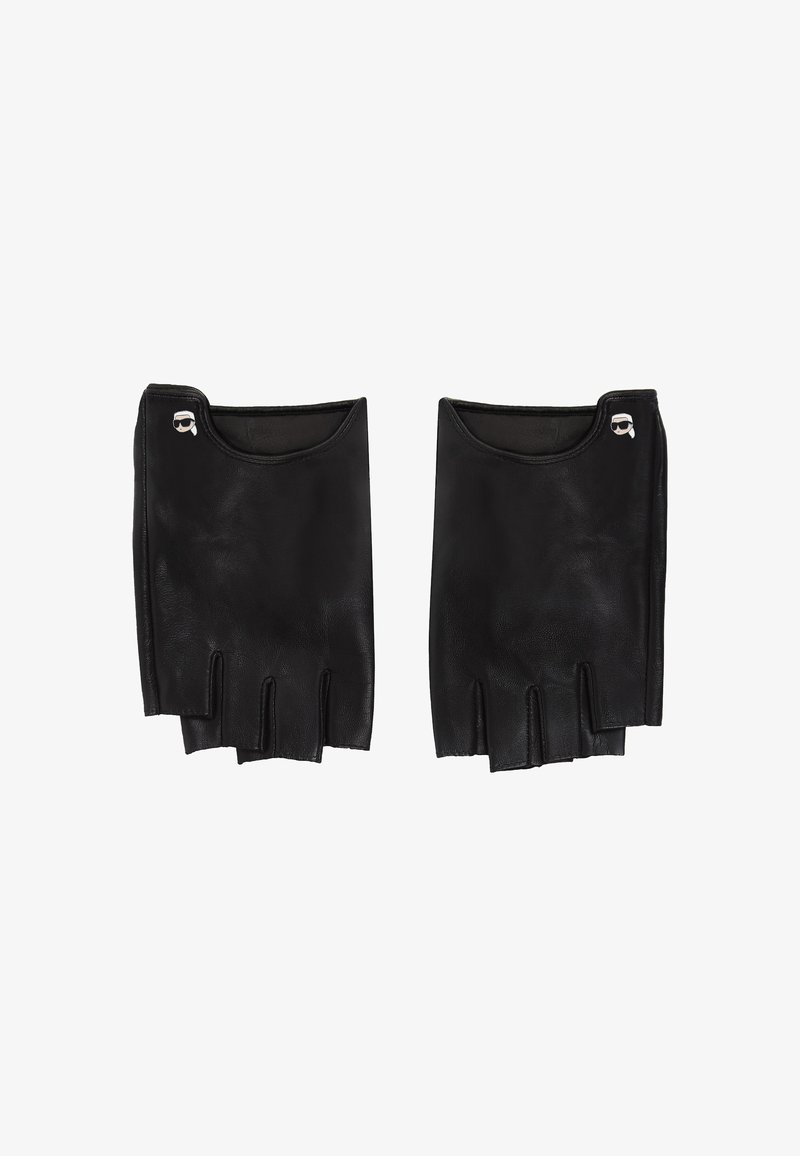 Mustat nahkaiset sormettomat hanskat, joissa on sileä pinta, kolme avointa sormea ja hopeanvärinen yksityiskohta.