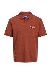Polo shirt marron en coton, avec un col boutonné, des manches courtes et un petit logo blanc sur la poitrine gauche.