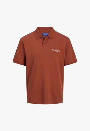 Polo shirt marron en coton, avec un col boutonné, des manches courtes et un petit logo blanc sur la poitrine gauche.