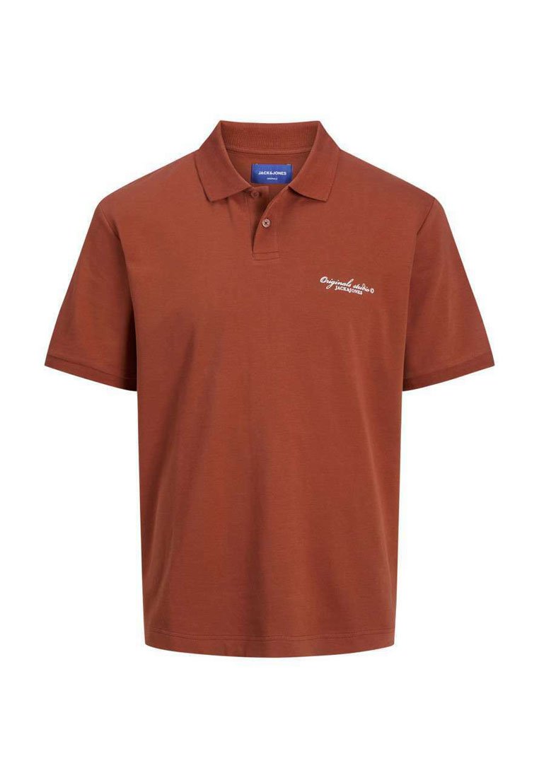 Polo shirt marron en coton, avec un col boutonné, des manches courtes et un petit logo blanc sur la poitrine gauche.