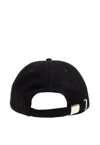 Casquette de baseball en tissu noir avec une visière courbée, une sangle ajustable et un accent en métal doré. Texture unie et lisse sans motifs.