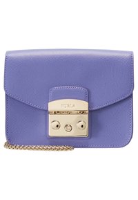 Bolso bandolera de cuero texturizado morado con herrajes dorados, cierre de broche y correa de cadena. Presenta un diseño con solapa y logo en relieve.