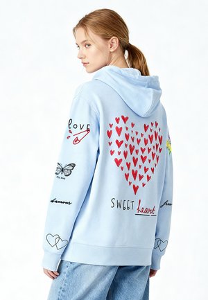 Modrá mikina s kapucí s velkým červeným srdcem, různé potisky včetně nápisu "love", motýlů a srdcí na rukávech. Měkká tkanina s volným střihem.