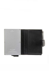 Portafoglio in pelle nera con più scomparti per carte, dotato di una manica in argento che blocca RFID, finitura testurizzata e chiusura con zip con etichetta.