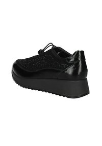 Sneaker wedge neri con tomaia testurizzata, accenti lisci e chiusura con lacci. Presentano una suola in gomma spessa con grip.